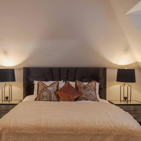 Luxury Penthouse - Castle Views - 2 Bed & Parking Leilighet Windsor Eksteriør bilde