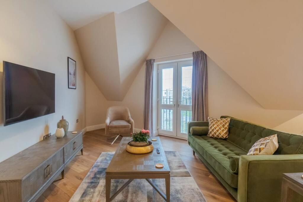 Luxury Penthouse - Castle Views - 2 Bed & Parking Leilighet Windsor Eksteriør bilde