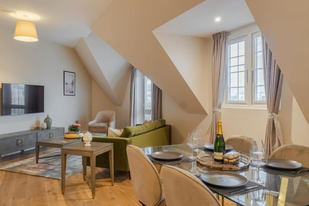Luxury Penthouse - Castle Views - 2 Bed & Parking Leilighet Windsor Eksteriør bilde