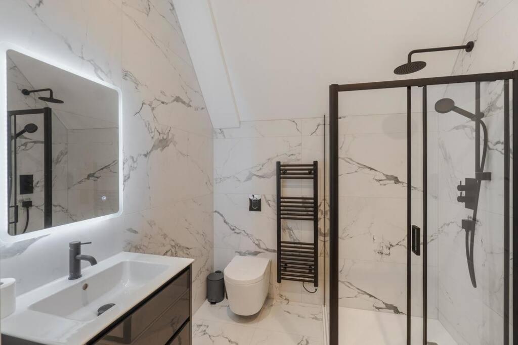 Luxury Penthouse - Castle Views - 2 Bed & Parking Leilighet Windsor Eksteriør bilde