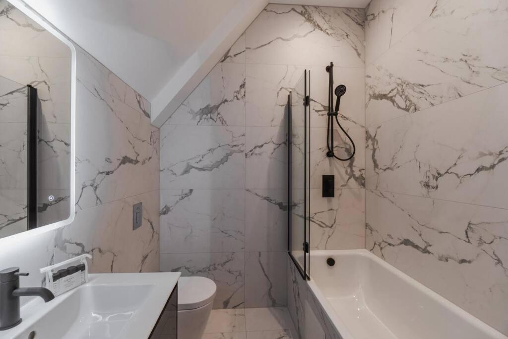 Luxury Penthouse - Castle Views - 2 Bed & Parking Leilighet Windsor Eksteriør bilde