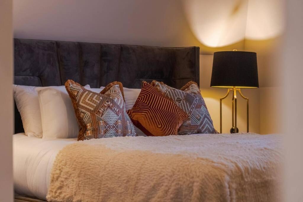 Luxury Penthouse - Castle Views - 2 Bed & Parking Leilighet Windsor Eksteriør bilde