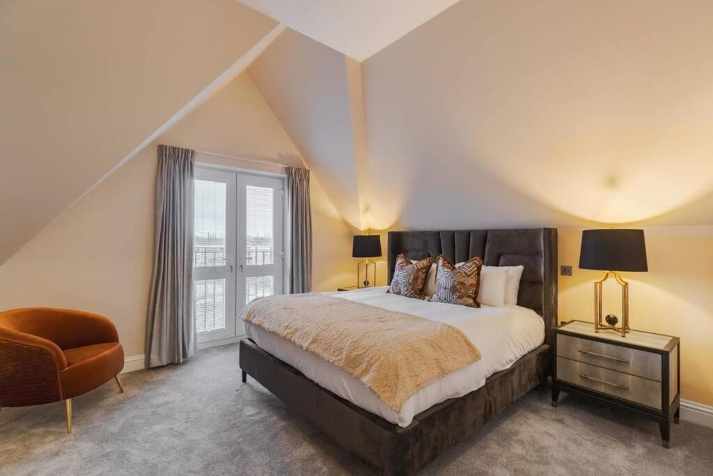 Luxury Penthouse - Castle Views - 2 Bed & Parking Leilighet Windsor Eksteriør bilde