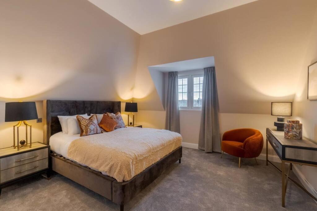 Luxury Penthouse - Castle Views - 2 Bed & Parking Leilighet Windsor Eksteriør bilde