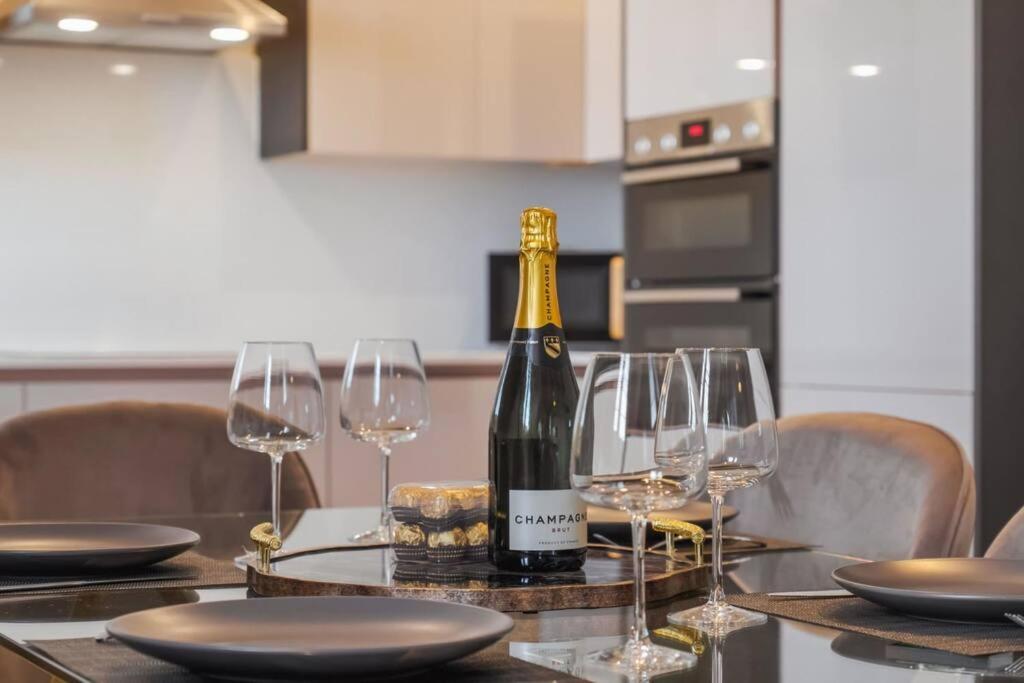 Luxury Penthouse - Castle Views - 2 Bed & Parking Leilighet Windsor Eksteriør bilde
