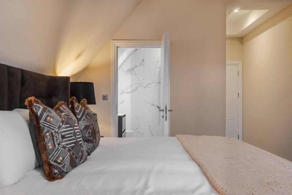 Luxury Penthouse - Castle Views - 2 Bed & Parking Leilighet Windsor Eksteriør bilde