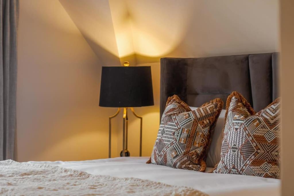 Luxury Penthouse - Castle Views - 2 Bed & Parking Leilighet Windsor Eksteriør bilde